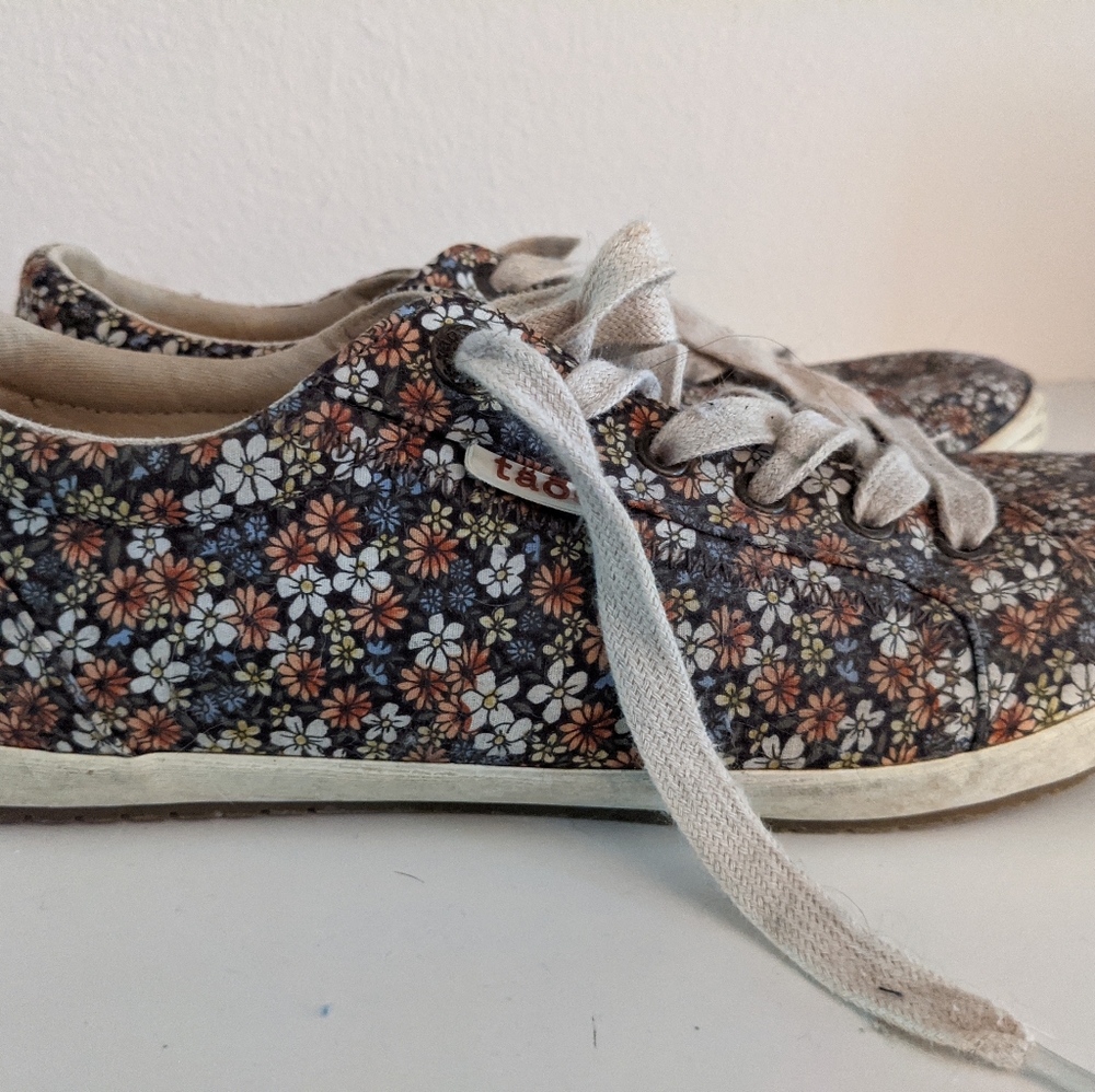 Stylish TAOS tennis shoe